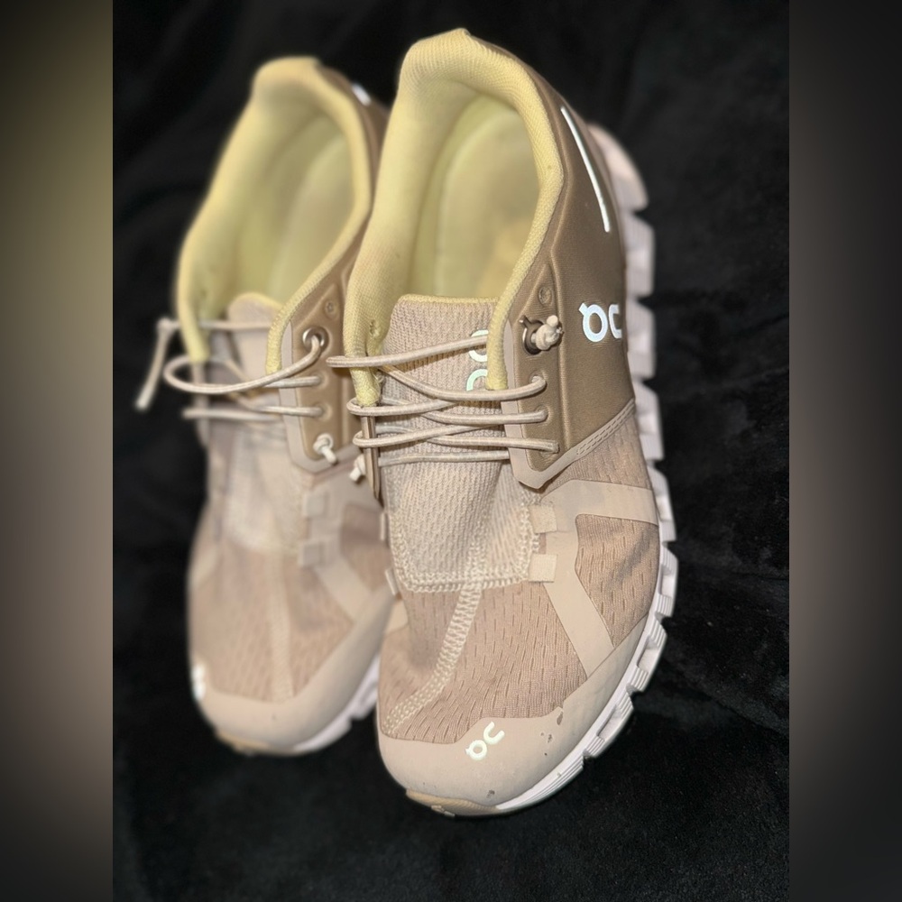 ON CLOUD  WOMEN  SZ 5 RUNNING SHOES BEIGE
